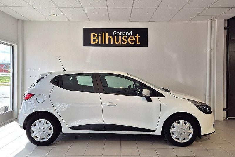 Vit Begagnad 2016 Renault Clio IV Halvkombi | 84 800 kr (Marknadspris) - Bild 1/4