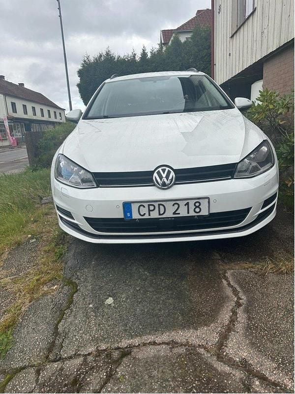 Vit Begagnad 2015 VW Golf VII Kombi | 79 000 kr (Bra pris) - Bild 1/4