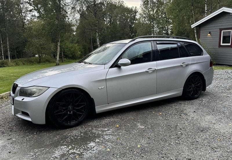 Grå Begagnad 2008 BMW 320 Comfort Edition Kombi | 59 999 kr (Lite dyr) - Bild 1/4
