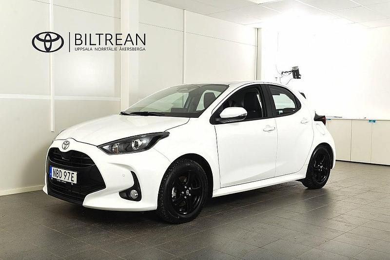 Vit Begagnad 2024 Toyota Yaris Hybrid Active Halvkombi | 249 900 kr (Marknadspris) - Bild 1/4