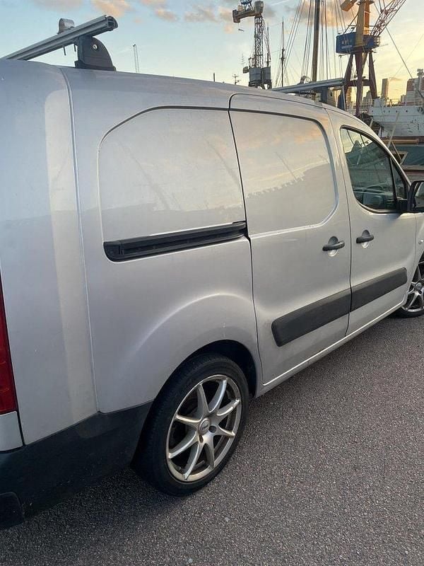 Grå Begagnad 2010 Peugeot Partner Minibuss | 26 500 kr (Bra pris) - Bild 1/4