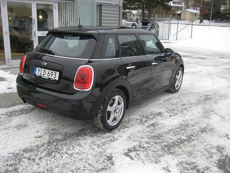 Begagnad Mini ONE Pepper 102 HK (75 kW) 2017 Svart Halvkombi