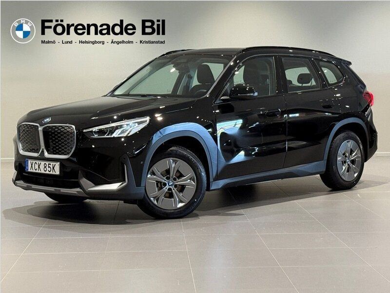 Svart Ny 2025 BMW iX1 Shadowline SUV | 502 400 kr (Bra pris) - Bild 1/4