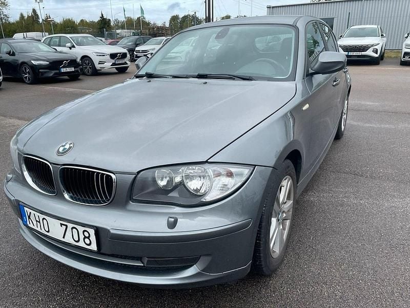 Grå (grå metallic) Begagnad 2010 BMW 118 Halvkombi | 99 000 kr (Dyr) - Bild 1/2