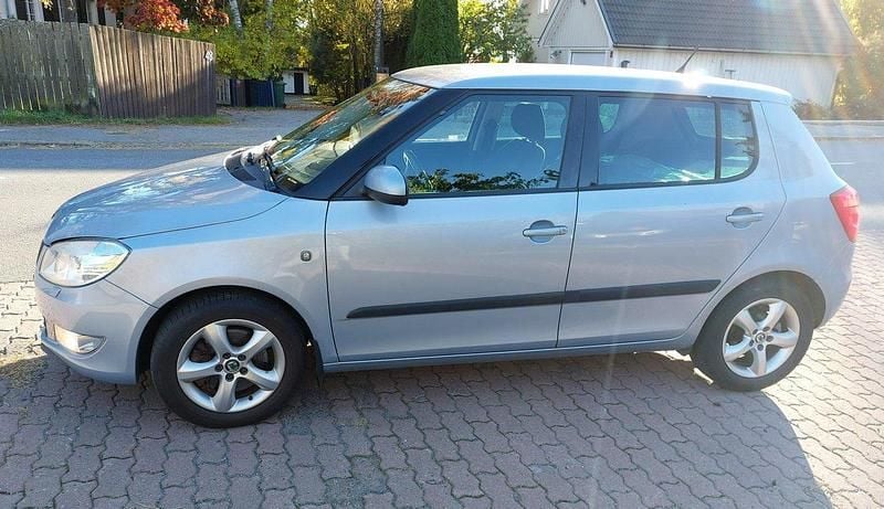 Blå Begagnad 2011 Skoda Fabia Elegance Halvkombi | 32 500 kr (Superpris) - Bild 1/4