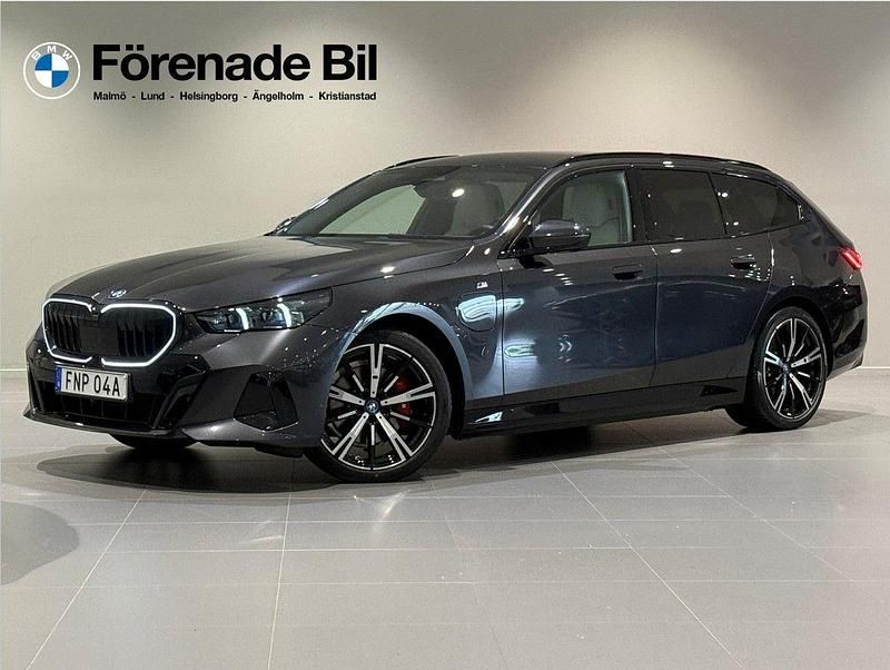 Grå Begagnad 2025 BMW 530e M Sport Kombi | 659 000 kr (Marknadspris) - Bild 1/4