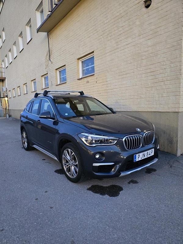 Grå Begagnad 2017 BMW X1 xLine SUV | 190 000 kr (Marknadspris) - Bild 1/4