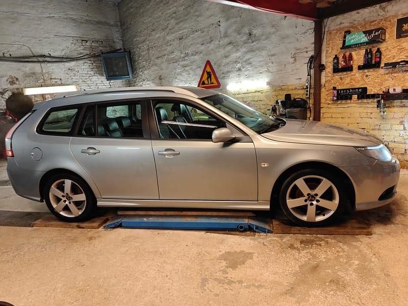 Silver grön Begagnad 2010 Saab 9-3 Kombi | 37 000 kr (Marknadspris) - Bild 1/4