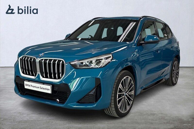 Blå (blue bay lagoon metallic ) Begagnad 2025 BMW X1 M Sport SUV | 639 900 kr - Bild 1/4