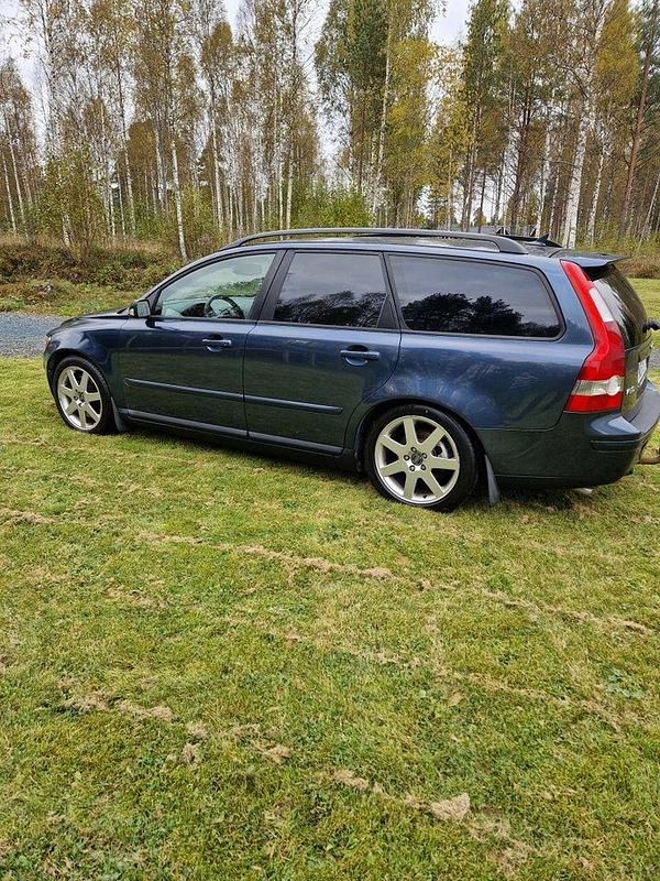Blå Begagnad 2005 Volvo V50 Momentum Kombi | 34 000 kr (Marknadspris) - Bild 1/4