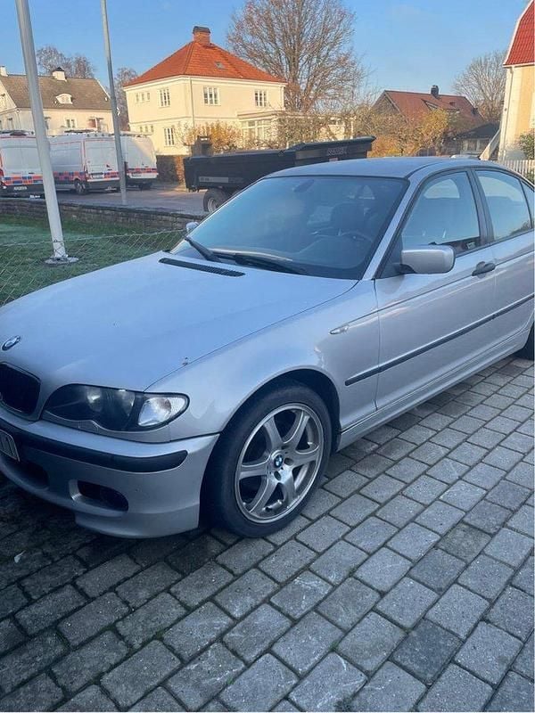 Grå Begagnad 2005 BMW 318 Sedan | 7 000 kr (Bra pris) - Bild 1/4