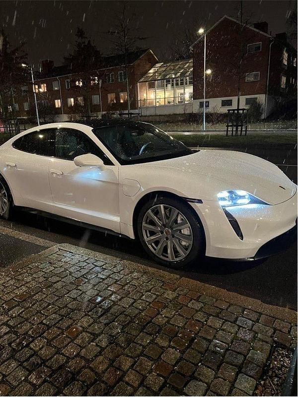 Vit Begagnad 2021 Porsche Taycan 4S Sedan | 630 000 kr (Superpris) - Bild 1/4