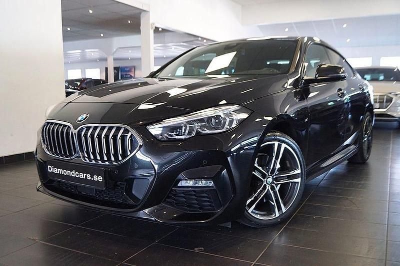 Svart Begagnad 2021 BMW 218 M Sport Sportkupé | 288 900 kr (Marknadspris) - Bild 1/4
