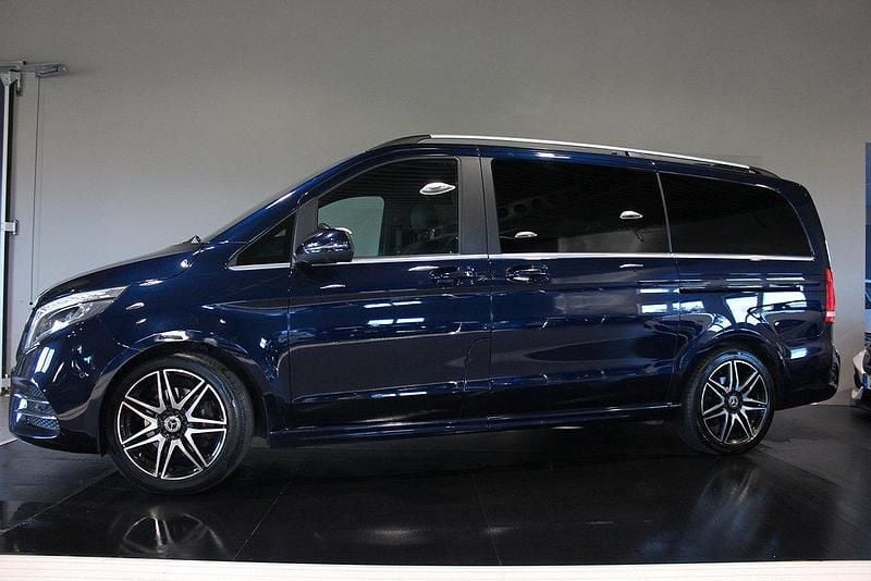 Mörkblå (blå metallic ) Begagnad 2017 Mercedes V250 AMG Minibuss | 459 900 kr (Marknadspris) - Bild 1/3