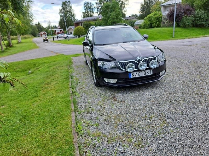 Svart Begagnad 2014 Skoda Octavia Ambition Kombi | 90 000 kr (Bra pris) - Bild 1/3