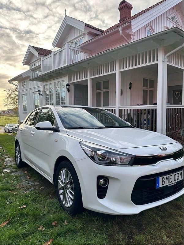 Vit Begagnad 2019 Kia Rio Advance Halvkombi | 139 900 kr (Marknadspris) - Bild 1/4