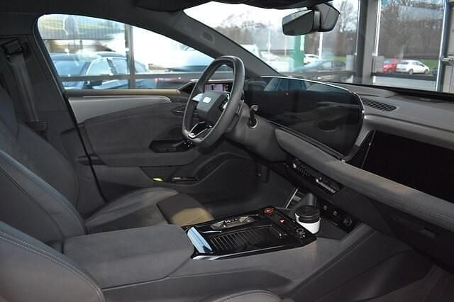 Begagnad Audi e-tron Sportback S-Line 314 kW (428 HK) 2025 Daytonagrå pärleffekt SUV