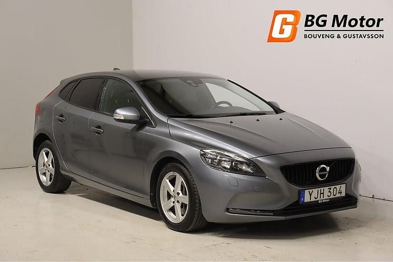 Grå Begagnad 2016 Volvo V40 Kinetic Halvkombi | 159 600 kr (Marknadspris) - Bild 1/4