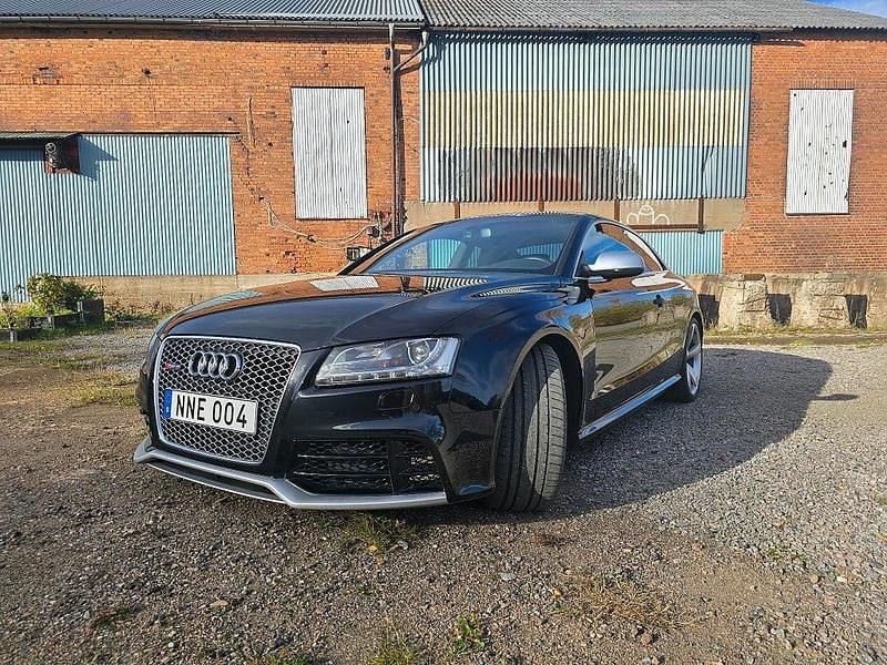 Svart Begagnad 2011 Audi RS5 Comfort Sportkupé | 299 000 kr (Marknadspris) - Bild 1/4