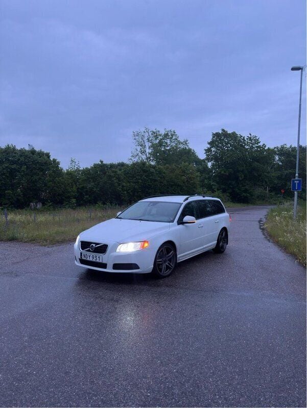 Vit Begagnad 2013 Volvo V70 Kombi | 50 000 kr (Marknadspris) - Bild 1/4