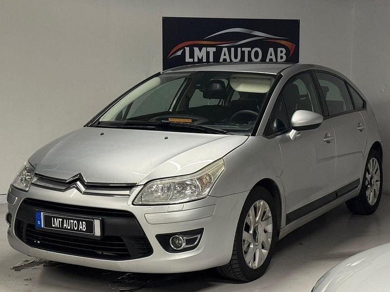 Silver Begagnad 2010 Citroën C4 Halvkombi | 39 900 kr (Marknadspris) - Bild 1/4