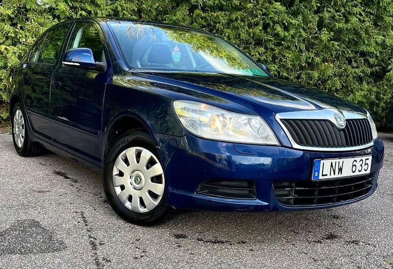Mörkblå Begagnad 2010 Skoda Octavia Ambiente Halvkombi | 74 900 kr (Marknadspris) - Bild 1/4