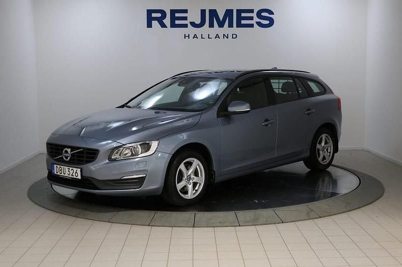 Ljusblå (blå) Begagnad 2018 Volvo V60 Standard Kombi | 175 900 kr (Marknadspris) - Bild 1/4