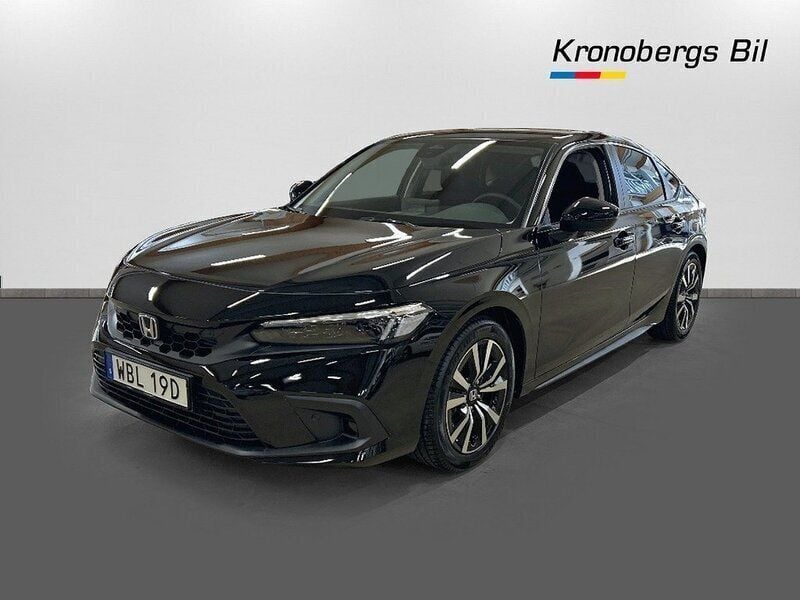 Platinum white pearl Begagnad 2024 Honda Civic Elegance Halvkombi | 387 400 kr (Marknadspris) - Bild 1/4