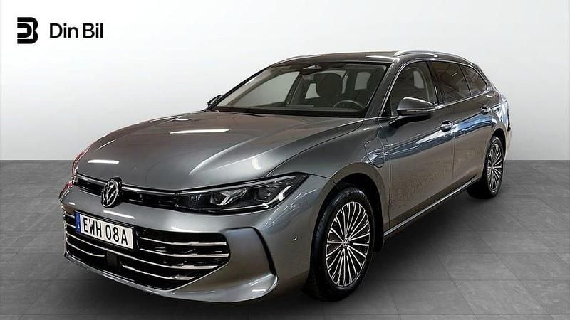 Mörkgrå Begagnad 2024 VW Passat Elegance Kombi | 449 500 kr (Marknadspris) - Bild 1/4