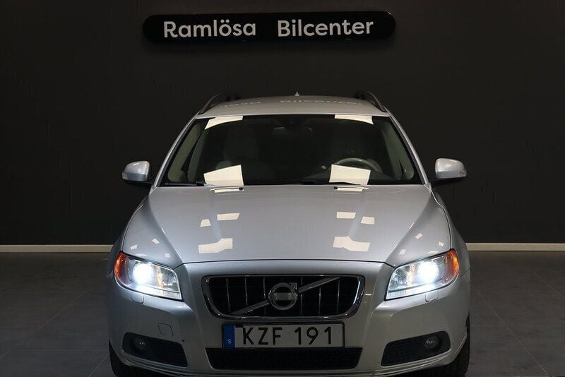 Begagnad Volvo V70 Momentum 146 HK (107 kW) 2010 Ljusgrå Kombi