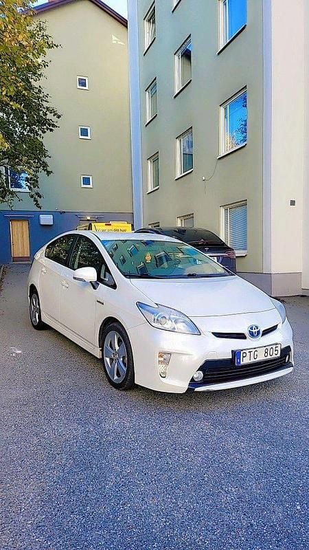Vit Begagnad 2011 Toyota Prius Halvkombi | 95 000 kr (Marknadspris) - Bild 1/4
