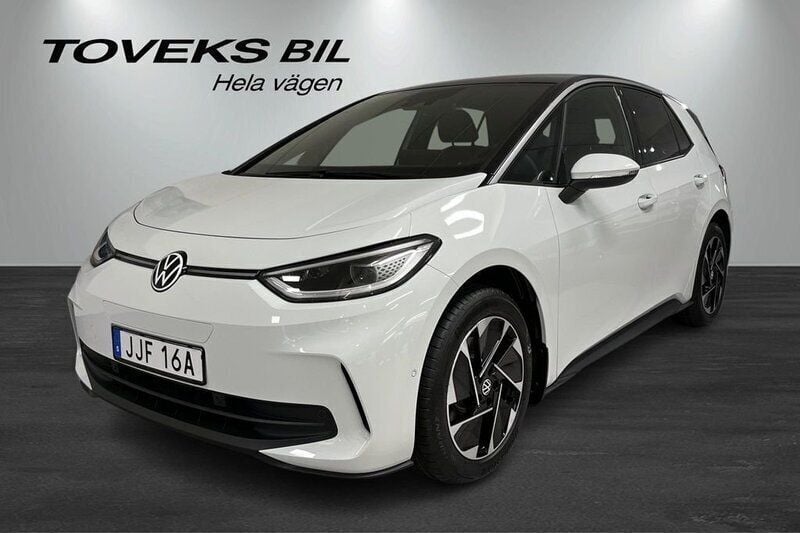 Vit (glacier white black) Begagnad 2024 VW ID.3 Pro Performance Halvkombi | 459 000 kr - Bild 1/4