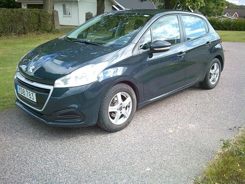 Mörkgrå (grå) Begagnad 2016 Peugeot 208 Halvkombi | 54 800 kr (Bra pris) - Bild 1/4