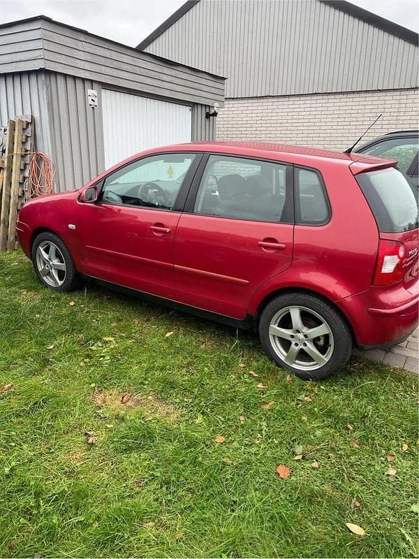 Röd Begagnad 2003 VW Polo Trendline Halvkombi | 14 999 kr (Superpris) - Bild 1/4
