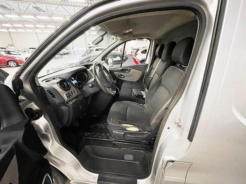 Begagnad Renault Trafic 120 HK (88 kW) 2015 Silver Minibuss