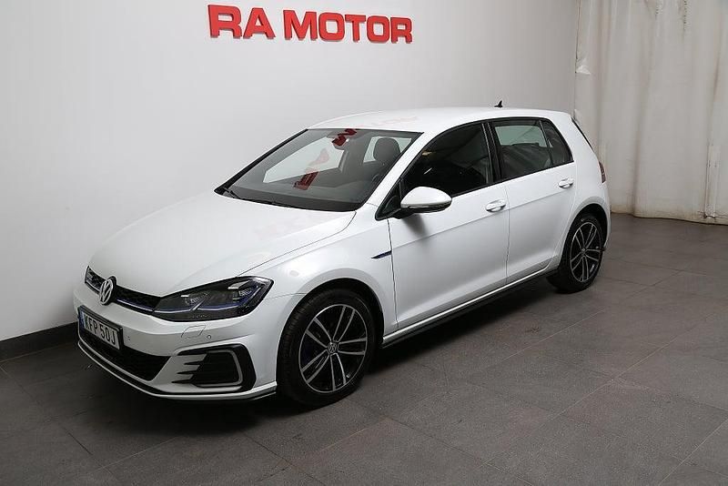 Begagnad VW Golf VIII GTE 204 HK (150 kW) 2020 Vit Halvkombi
