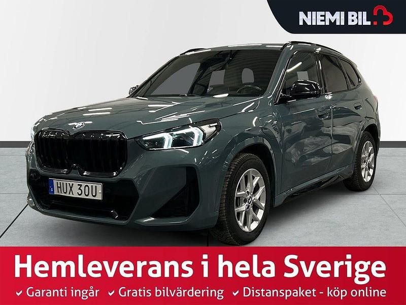 Grön Begagnad 2023 BMW X1 M Sport SUV | 464 900 kr (Marknadspris) - Bild 1/3