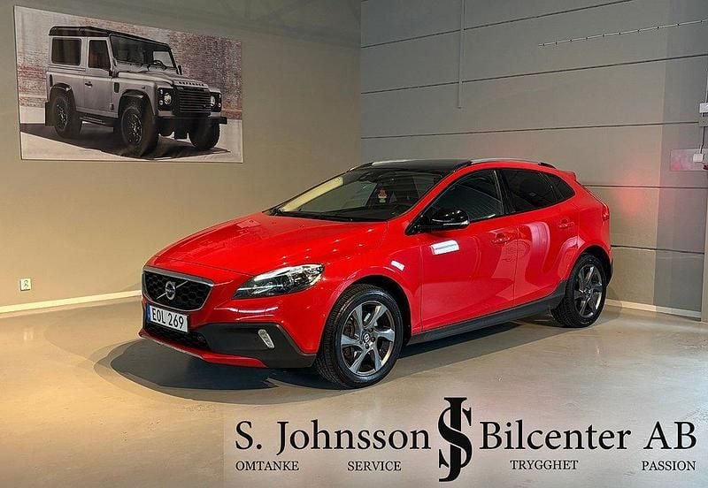 Röd Begagnad 2016 Volvo V40 CC Summum Kombi | 174 900 kr (Marknadspris) - Bild 1/4