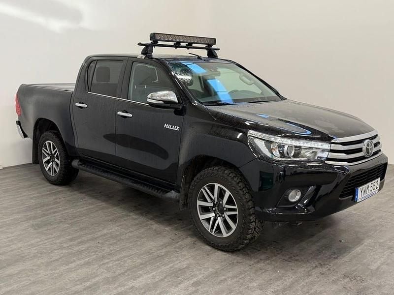 Svart Begagnad 2017 Toyota HiLux Premium Pickup | 359 000 kr (Marknadspris) - Bild 1/4