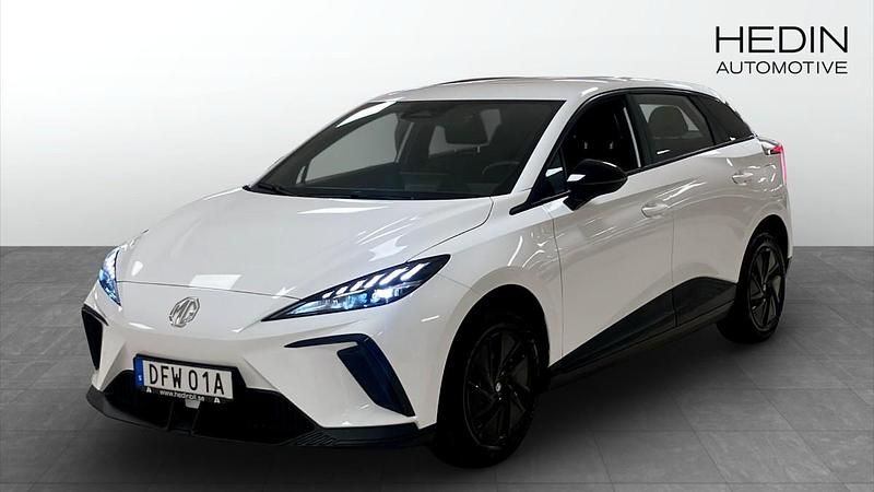 Vit (white) Begagnad 2023 MG MG4 EV Halvkombi | 259 900 kr (Marknadspris) - Bild 1/4