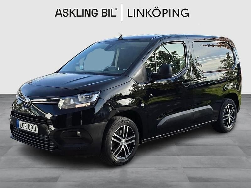 Svart Begagnad 2021 Toyota Proace City Van | 199 000 kr (Marknadspris) - Bild 1/4