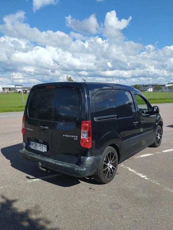 Svart Begagnad 2012 Peugeot Partner Minibuss | 32 000 kr (Marknadspris) - Bild 1/4