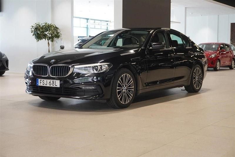 Svart Begagnad 2019 BMW 530e Sport Line Sedan | 234 800 kr (Marknadspris) - Bild 1/4