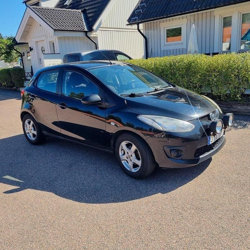 Svart Begagnad 2010 Mazda 2 Halvkombi | 25 000 kr (Marknadspris) - Bild 1/4