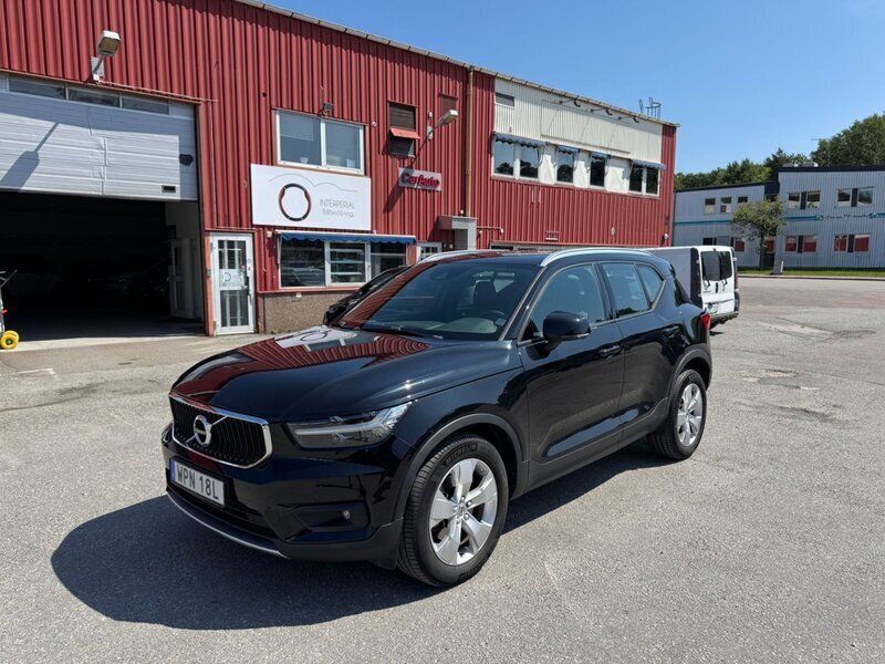 Svart Begagnad 2021 Volvo XC40 Momentum SUV | 314 900 kr (Bra pris) - Bild 1/4