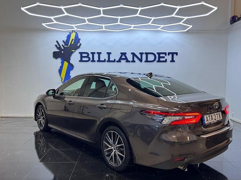 Begagnad Toyota Camry Hybrid Executive 218 HK (160 kW) 2023 Mörkbrun Sedan