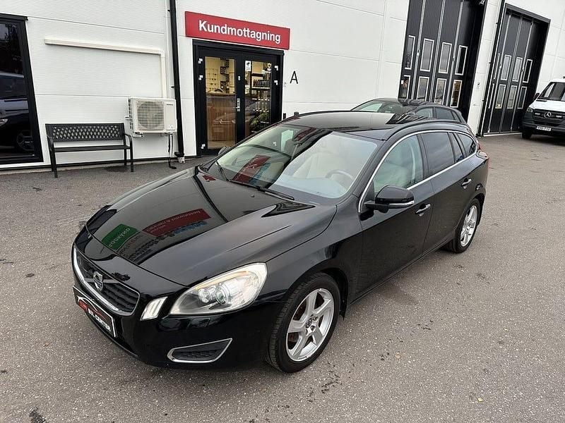 Begagnad Volvo V60 Momentum 116 HK (85 kW) 2012 Svart Kombi