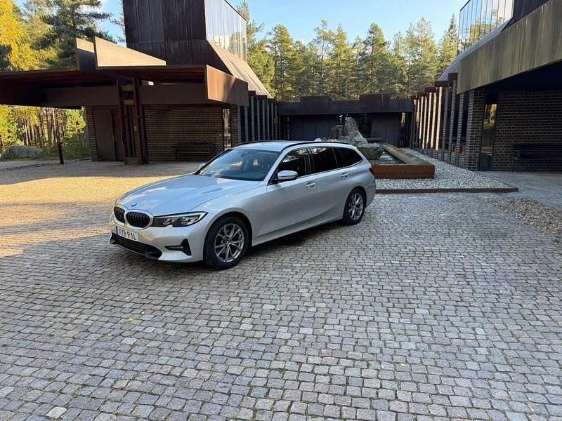 Silver Begagnad 2020 BMW 320 Sport Line Kombi | 265 000 kr (Marknadspris) - Bild 1/4