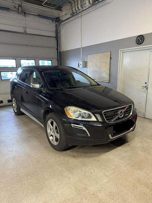 Svart Begagnad 2013 Volvo XC60 R-Design SUV | 105 000 kr (Bra pris) - Bild 1/4