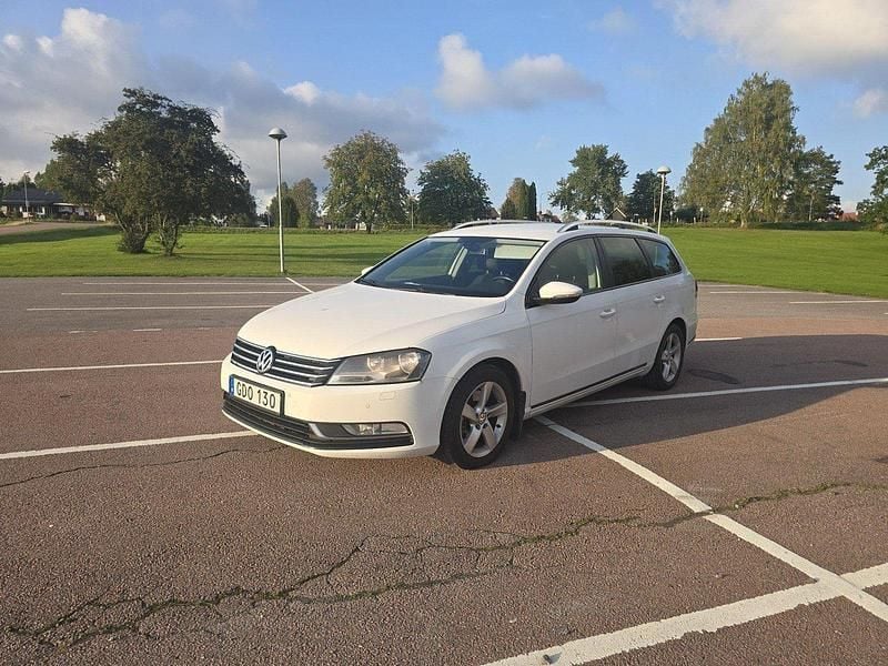 Vit Begagnad 2015 VW Passat Kombi | 70 000 kr (Lite dyr) - Bild 1/4